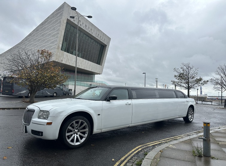 Read more about the article Hire a spacious birthday limousine Dubai: Celebrate special moments with touch of comfort